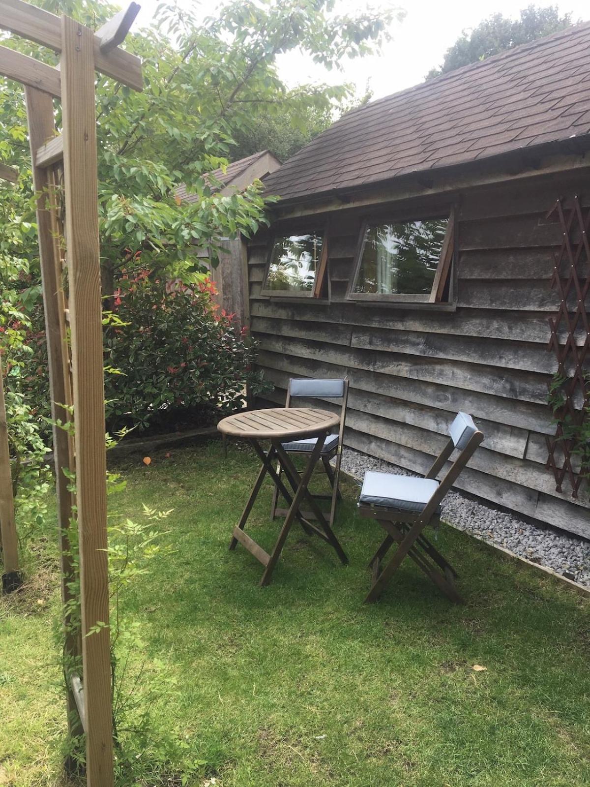 Villa The Tool Shed Nestled In Idyllic Countryside à Linchmere Extérieur photo