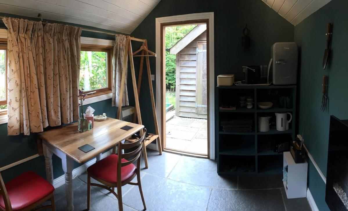 Villa The Tool Shed Nestled In Idyllic Countryside à Linchmere Extérieur photo