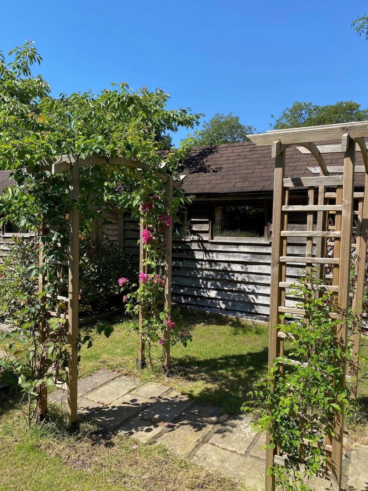 Villa The Tool Shed Nestled In Idyllic Countryside à Linchmere Extérieur photo